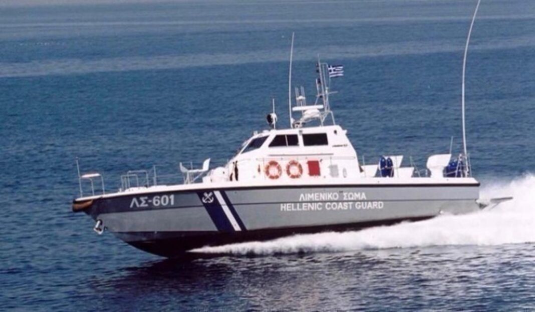Κύθνος: Επιχείρηση διάσωσης 6 ατόμων από καταμαράν που έμπαζε νερά limeniko 1
