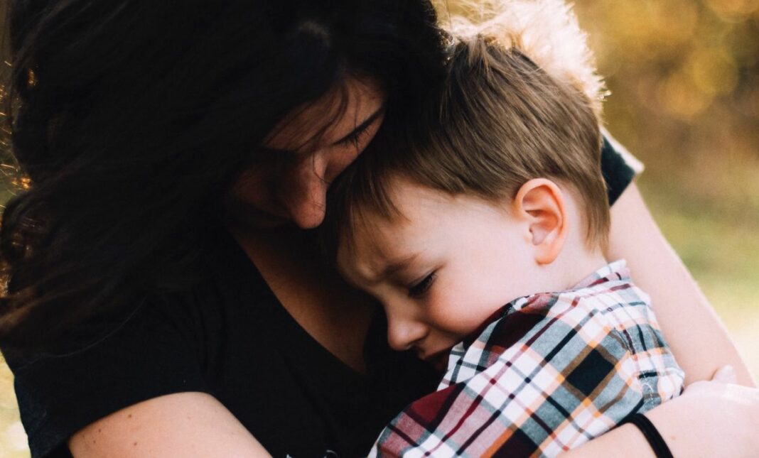 Μητέρα καταγγέλλει ότι την κατέβασαν από το πλοίο με το ΑμεΑ παιδί της mitera 1