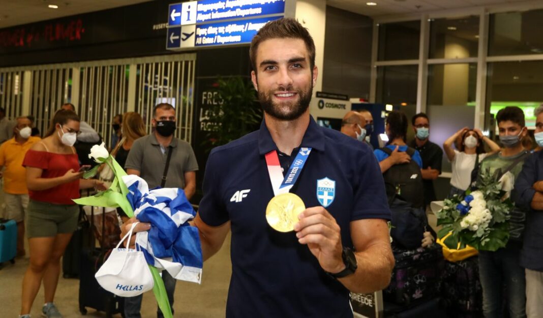 Αποθέωση στο «Ελ. Βενιζέλος» για τον χρυσό Ολυμπιονίκη Στέφανο Ντούσκο (φωτογραφίες) Ντούσκος χρυσό αεροδρόμιο