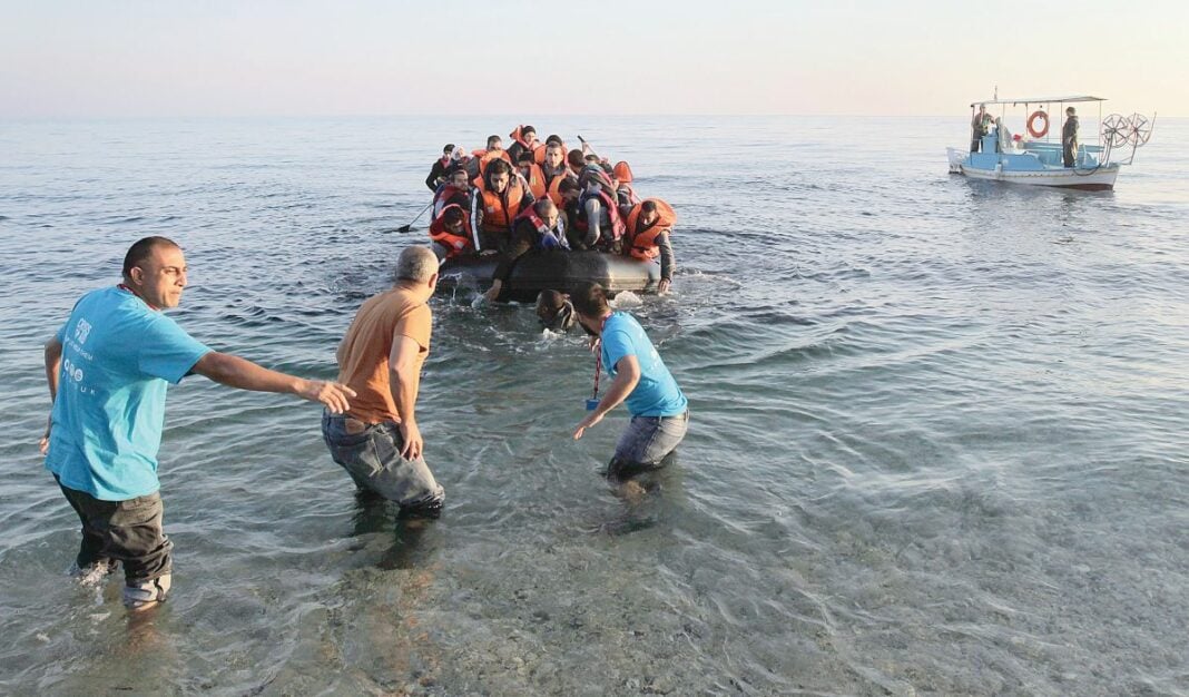 παράνομοι μετανάστες βάρκα