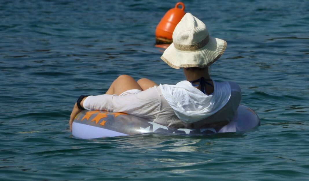 Αντίστροφη μέτρηση για νέα… ψυχρολουσία σε όσους δεν έχουν εμβολιαστεί – Για ποιους ξεκινά και πότε η τρίτη δόση θάλασσα άνθρωπος