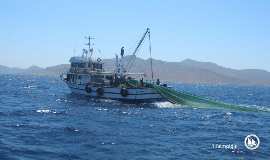 Στα 100 μέτρα από τις ακτές των νησιών μας φτάνουν οι Τούρκοι ψαράδες κι εμείς απλά τους κοιτάμε! (video) τουρκικό αλιευτικό