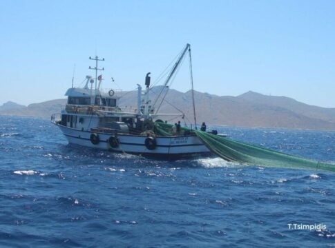Στα 100 μέτρα από τις ακτές των νησιών μας φτάνουν οι Τούρκοι ψαράδες κι εμείς απλά τους κοιτάμε! (video)