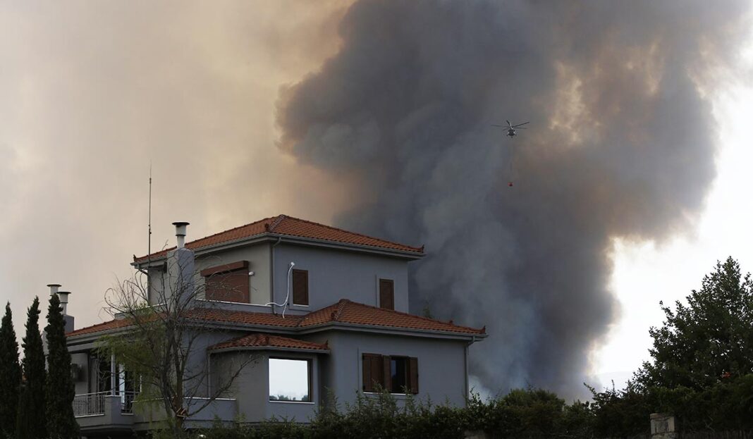Φτάνει στα ανάκτορα Τατοΐου η πυρκαγιά - Τρόμος για το μέτωπο στη Δροσοπηγή (video) tatoi