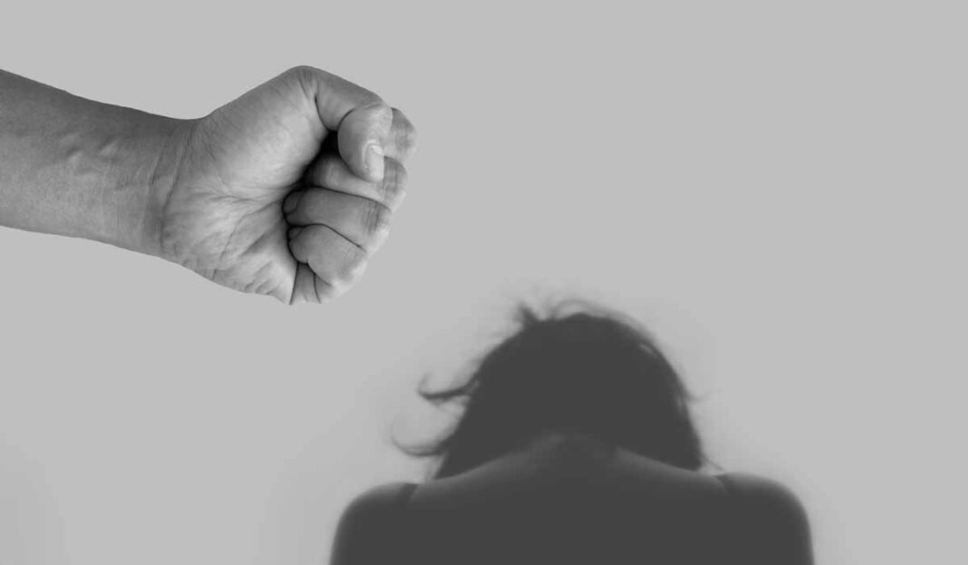 Κι άλλο περιστατικό ενδοοικογενειακής βίας στον Βόλο: Πατέρας επιτέθηκε στην κόρη και τη σύζυγό του violence against women 4209778 1920
