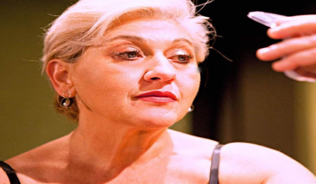 Μπέττυ Νικολέση: «Με στρίμωχνε στα καμαρίνια και δεν με άφηνε να φύγω» (video) betty nikolesi