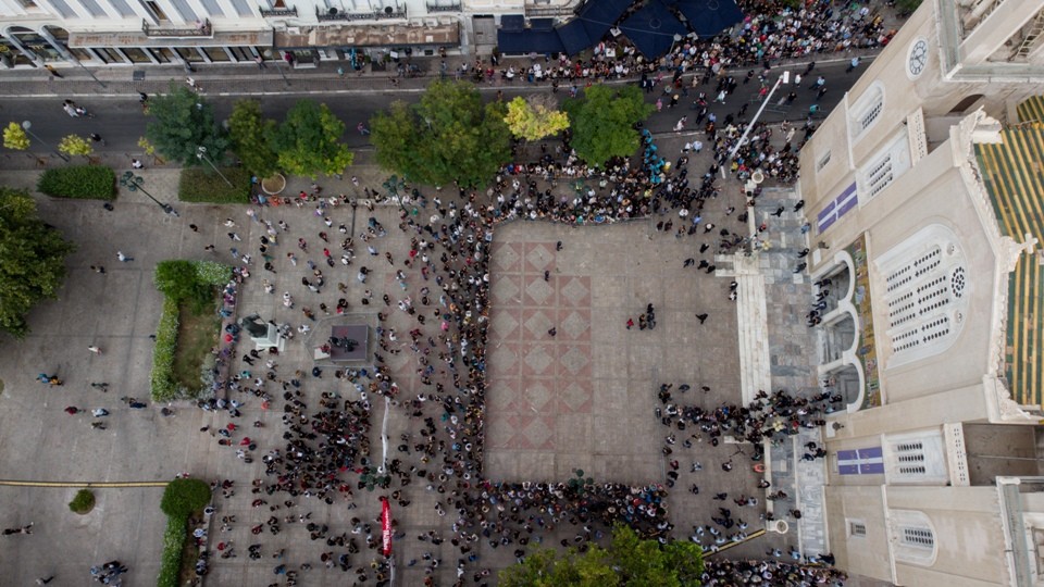 Μίκης Θεοδωράκης: Δείτε LIVE την -υπό βροχή- τελετή αποχαιρετισμού του mikis