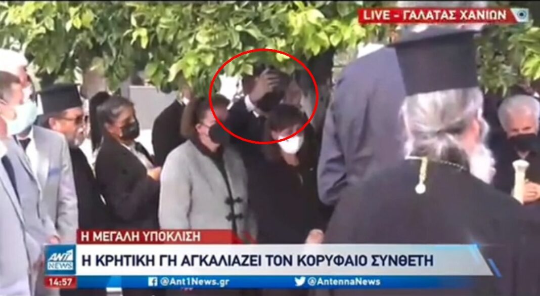 Ο «σύντροφος» της προέδρου έβγαζε φωτογραφίες το φέρετρο του Μίκη μέσα στον τάφο (video) σύντροφος Σακελλαροπούλου