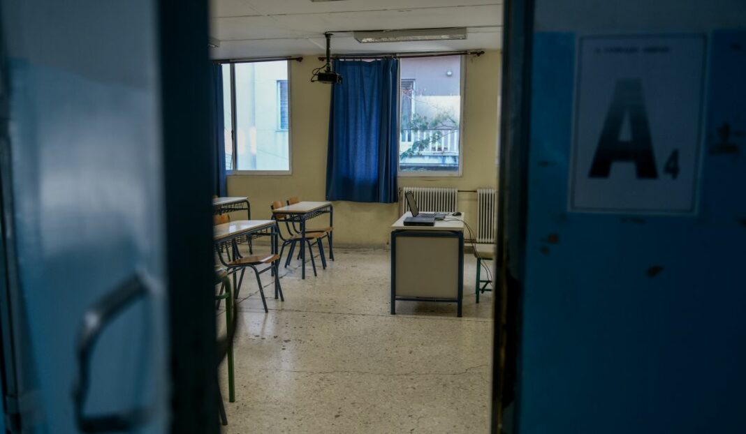 «Το σχολείο δεν θα αναστέλλει την λειτουργία του για ένα κρούσμα - Διαφορετική η αντιμετώπιση των ανεμβολίαστων» σχολική αίθουσα