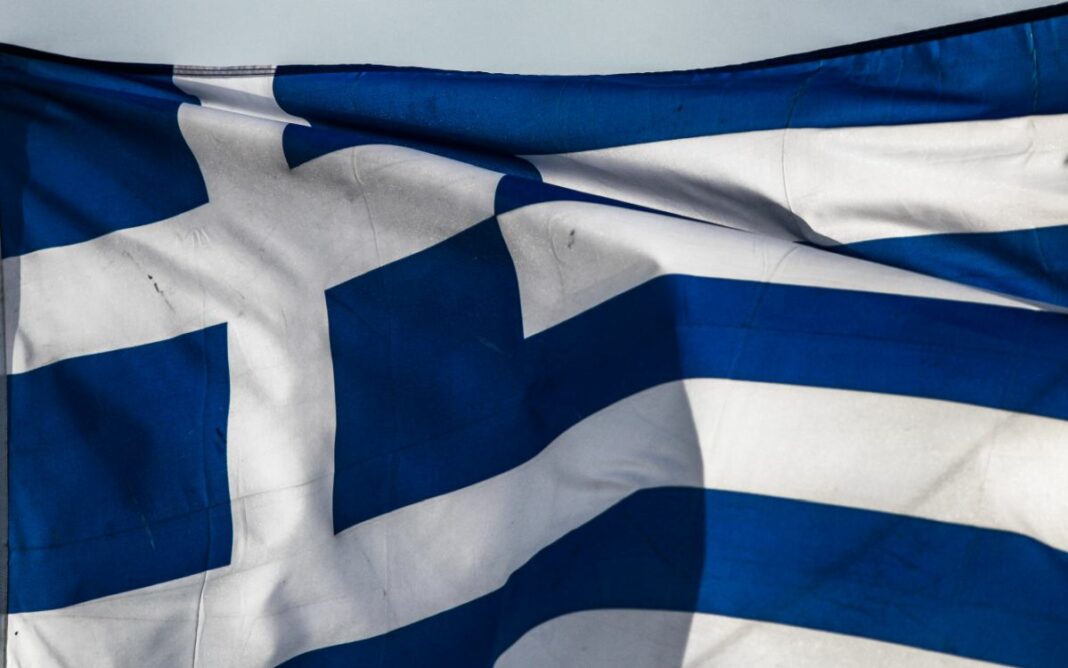 Η Κάσος απαντά στον Ερντογάν με μια τεράστια γαλανόλευκη ελληνική σημαία