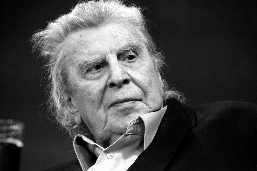 «Βοήθεια με κυνηγούν οι κομμουνιστές» θεοδωράκης