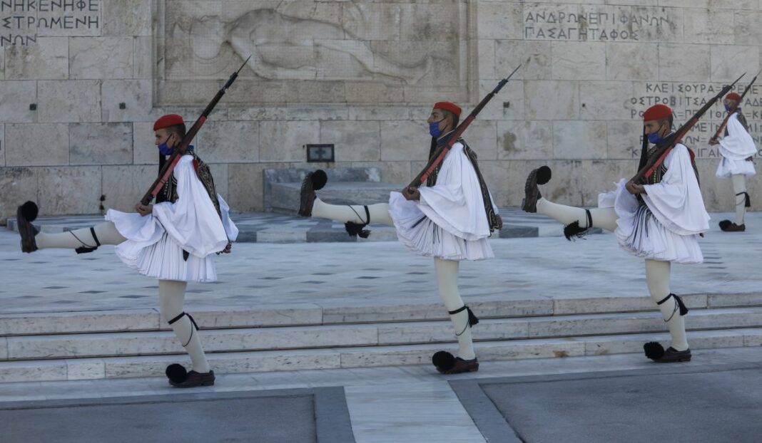 Κατερίνα Σακελλαροπούλου: Την ενοχλούν τώρα και τα τσαρούχια των Ευζώνων! τσολιάδες εύζωνοι