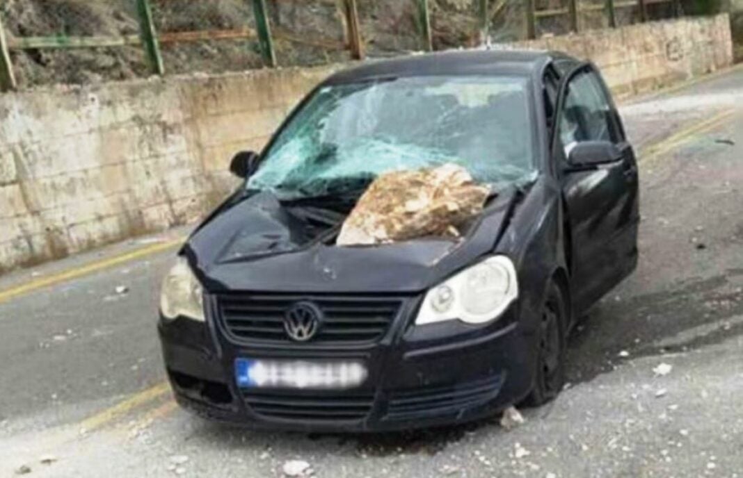 Βράχος προσγειώθηκε στο καπό αυτοκινήτου στην Αράχωβα! (video)
