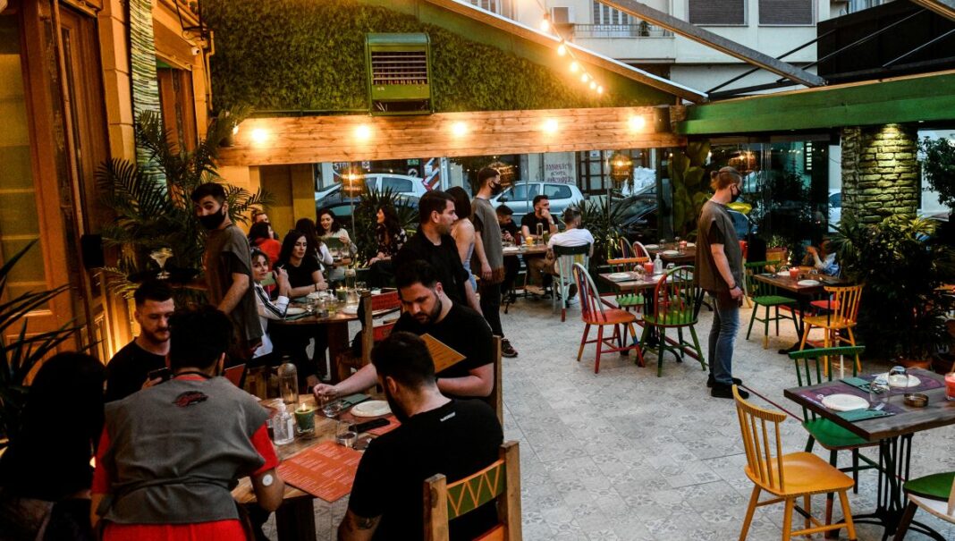 Στα 2.331 τα νέα κρούσματα αλλά η κυβέρνηση περνάει λάθος μήνυμα croysmata