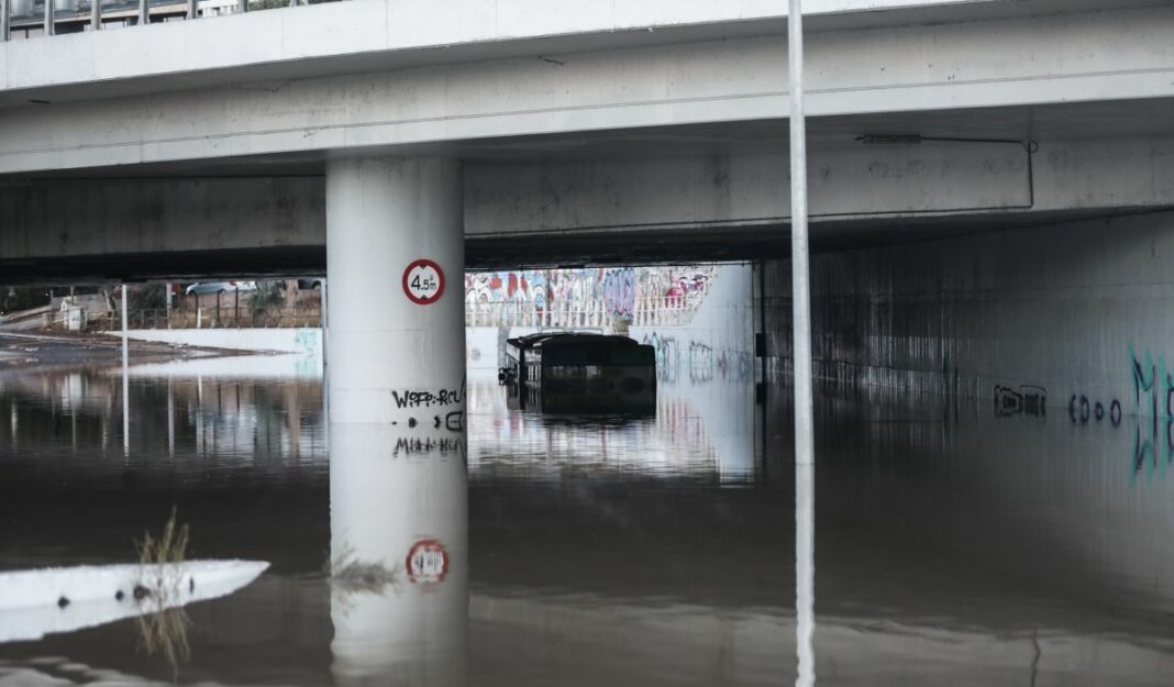 ΟΣΥ: Ο όγκος νερού από τα παρακείμενα έργα υπεύθυνος για τη βύθιση του λεωφορείου στην Ποσειδώνος Μπάλλος λεωφορείο