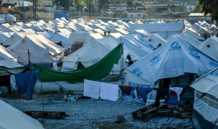 Μάζεψαν τις σκηνές στο ΚΥΤ Μαυροβουνίου στη Μυτιλήνη, λόγω... Πάπα!