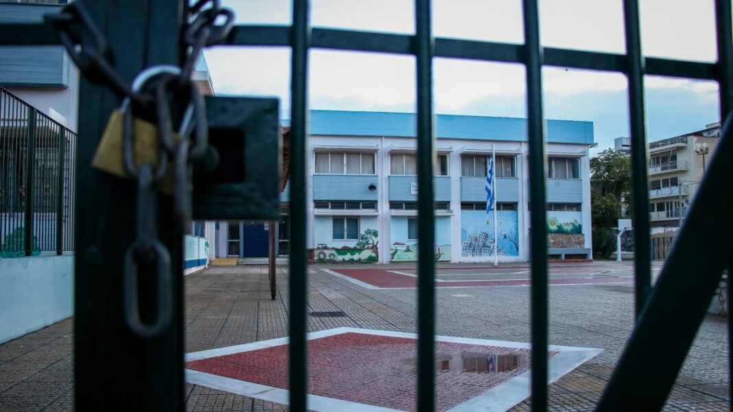 Υπόδειγμα οργάνωσης: «Αν δούμε λιακάδα μπορεί να ανοίξουν τα απογευματινά σχολεία» σχολείο λουκέτο