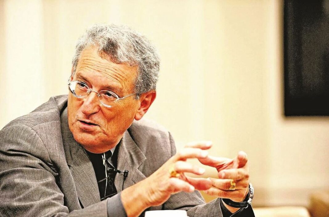 Τελικά, ποιος πληρώνει τον διάσημο επικοινωνιολόγο για τις υπηρεσίες του προς την κυβέρνηση;