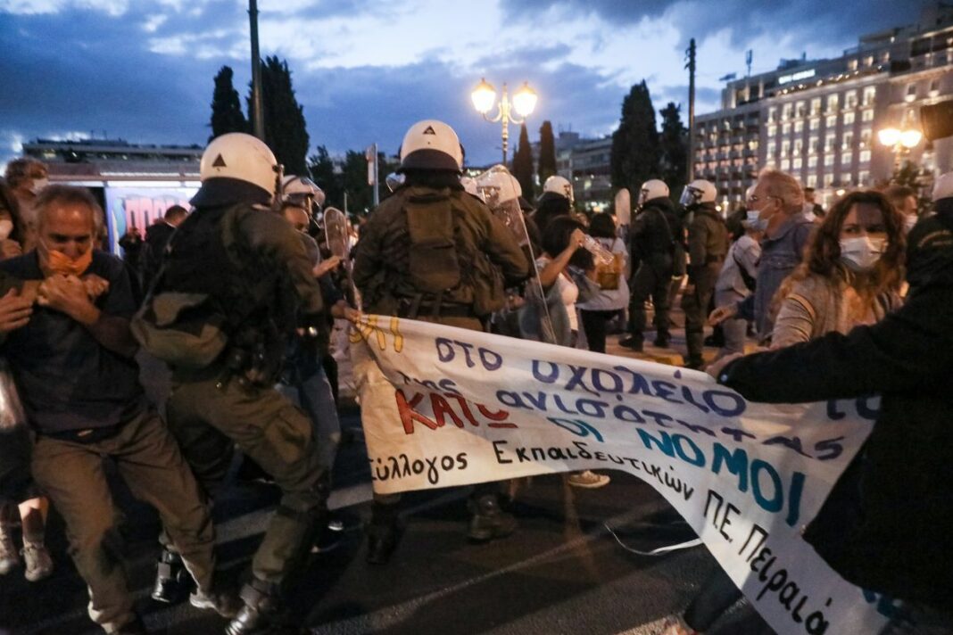 Σύνταγμα: Ένταση στο Πανεκπαιδευτικό συλλαλητήριο - Χημικά από την αστυνομία (video) syntagma