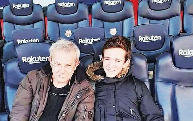 φ4 Ο ηθοποιός μαζί με τον γιο του στο γήπεδο της Barcelona