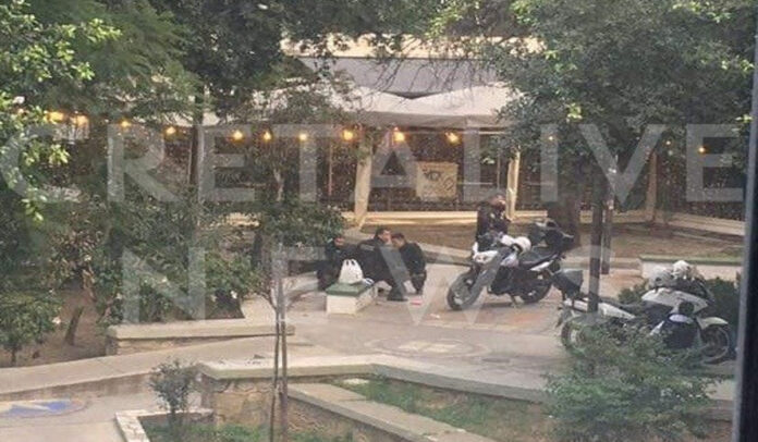 Συνέλαβαν την μητέρα του 3χρονου στο χαρτόκουτο - Έκλεψε πορτοφόλι γυναίκας πρώην βουλευτή