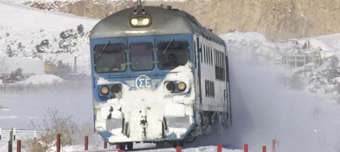 Κακοκαιρία: 300 εγκλωβισμένοι επιβάτες για 16 ώρες σε τρένο στην Οινόη!