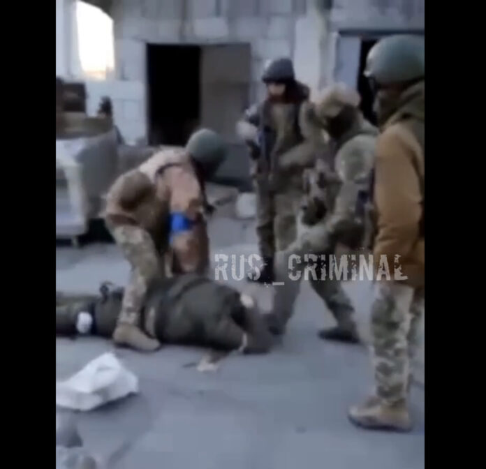 Στην δημοσιότητα φρικτό βίντεο από τον βασανισμό Ρώσων αιχμαλώτων
