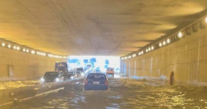 Πρωτοφανείς εικόνες από τις πλημμύρες στη Θεσσαλονίκη: Οι δρόμοι μετατράπηκαν σε... ποτάμια και τα αυτοκίνητα σε... βάρκες!