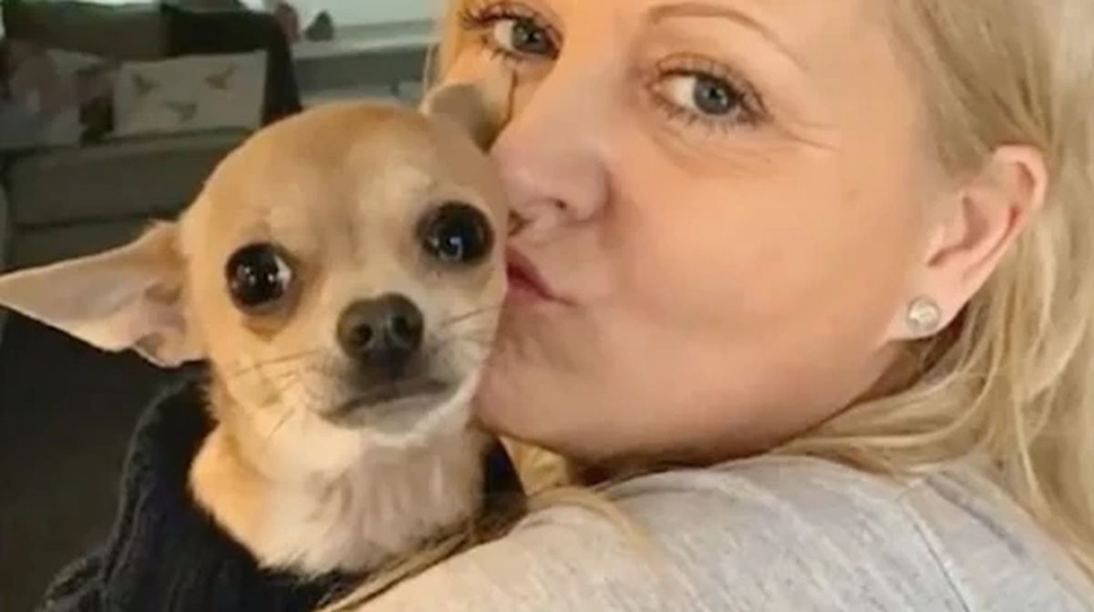 Κοιμόταν με το σκυλάκι της και κατέληξε στο νοσοκομείο επειδή… αφόδευσε στο στόμα της