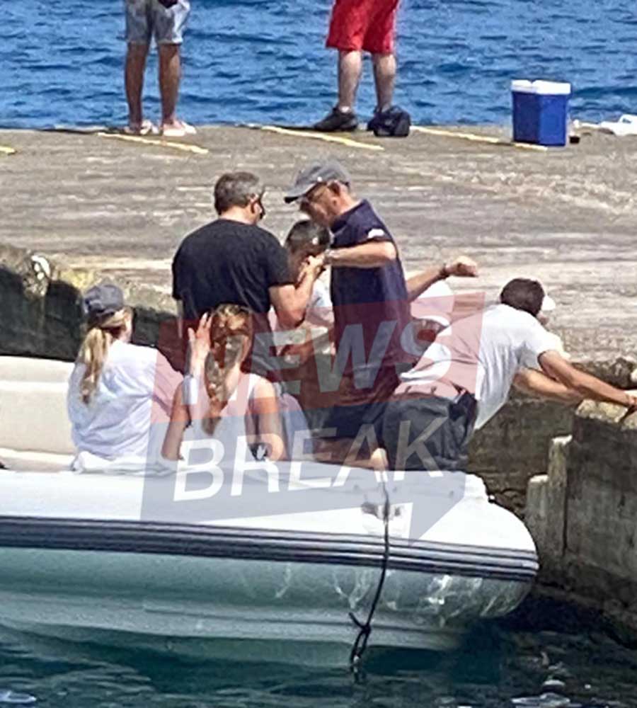 Ο Τομ Χανκς έφτασε με βάρκα στο Κυπαρίσσι Λακωνίας 