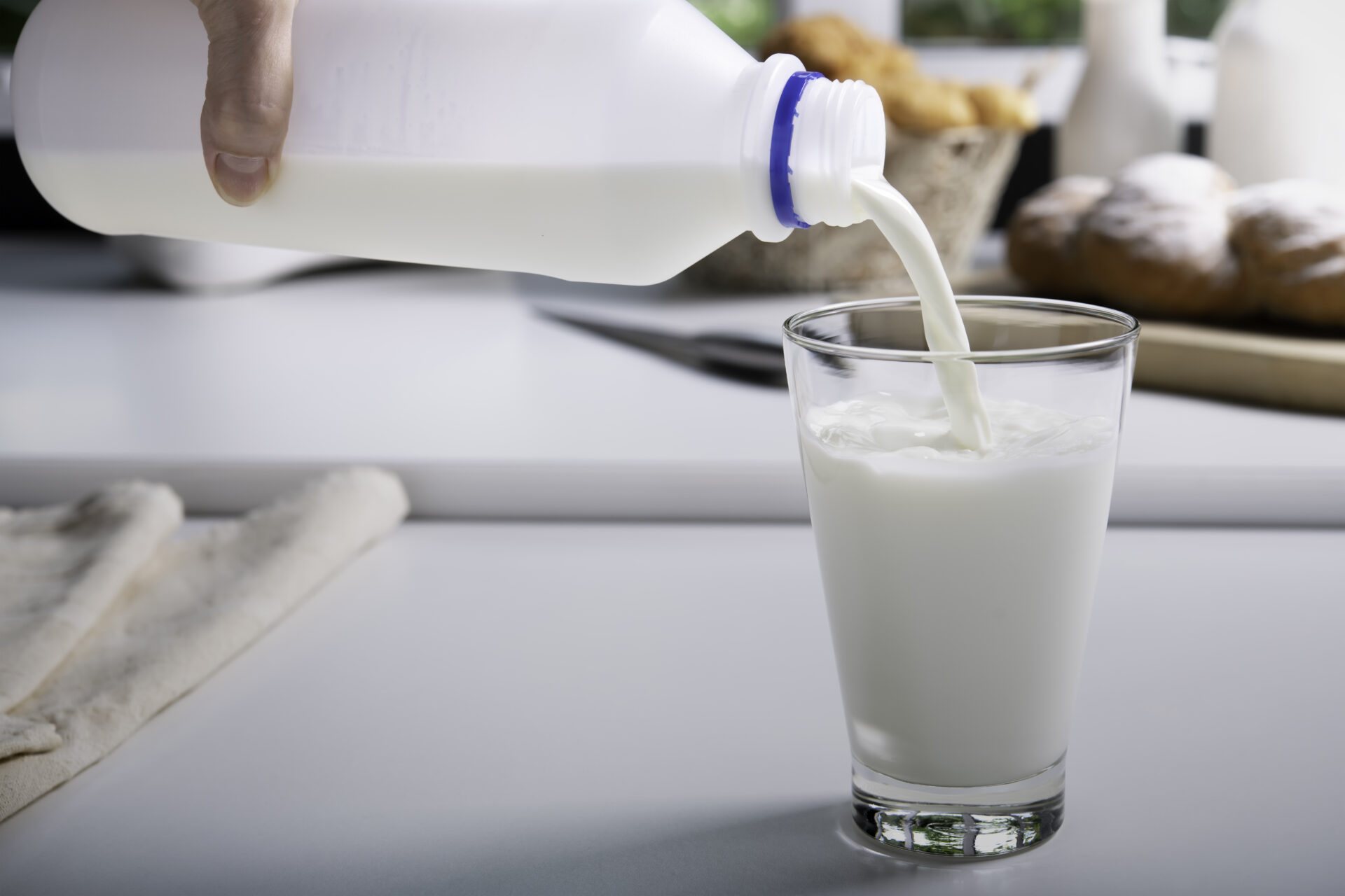 Пьет литр молока. Молоко литр. Молоко литровое. Органическое молоко. Молоко в 14.