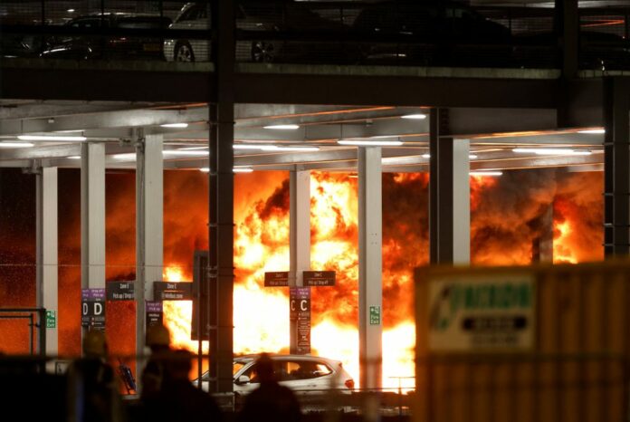 Χάος στο αεροδρόμιο Λούτον του Λονδίνου: Λόγω φωτιάς αναστέλλονται οι  πτήσεις!