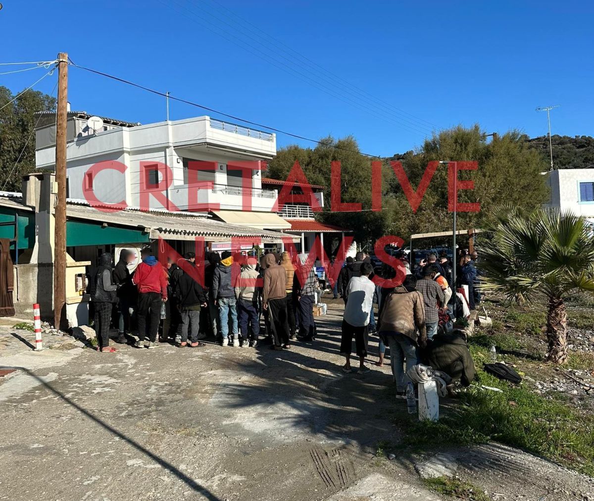 Κρήτη: Σκάφος με 117 μετανάστες προσάραξε στους Καλούς Λιμένες – Μεγάλη επιχείρηση μεταφοράς τους