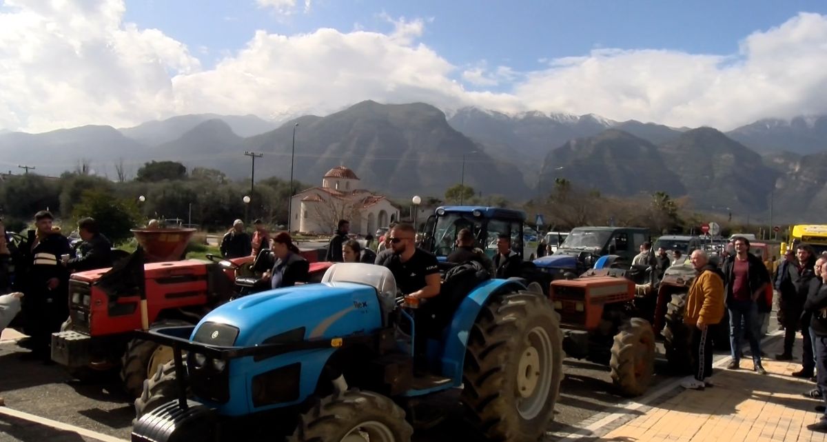 «Παρέλαση» τρακτέρ σε Σπάρτη και Άργος – Αγρότες πέταξαν άχυρα και έχυσαν γάλα