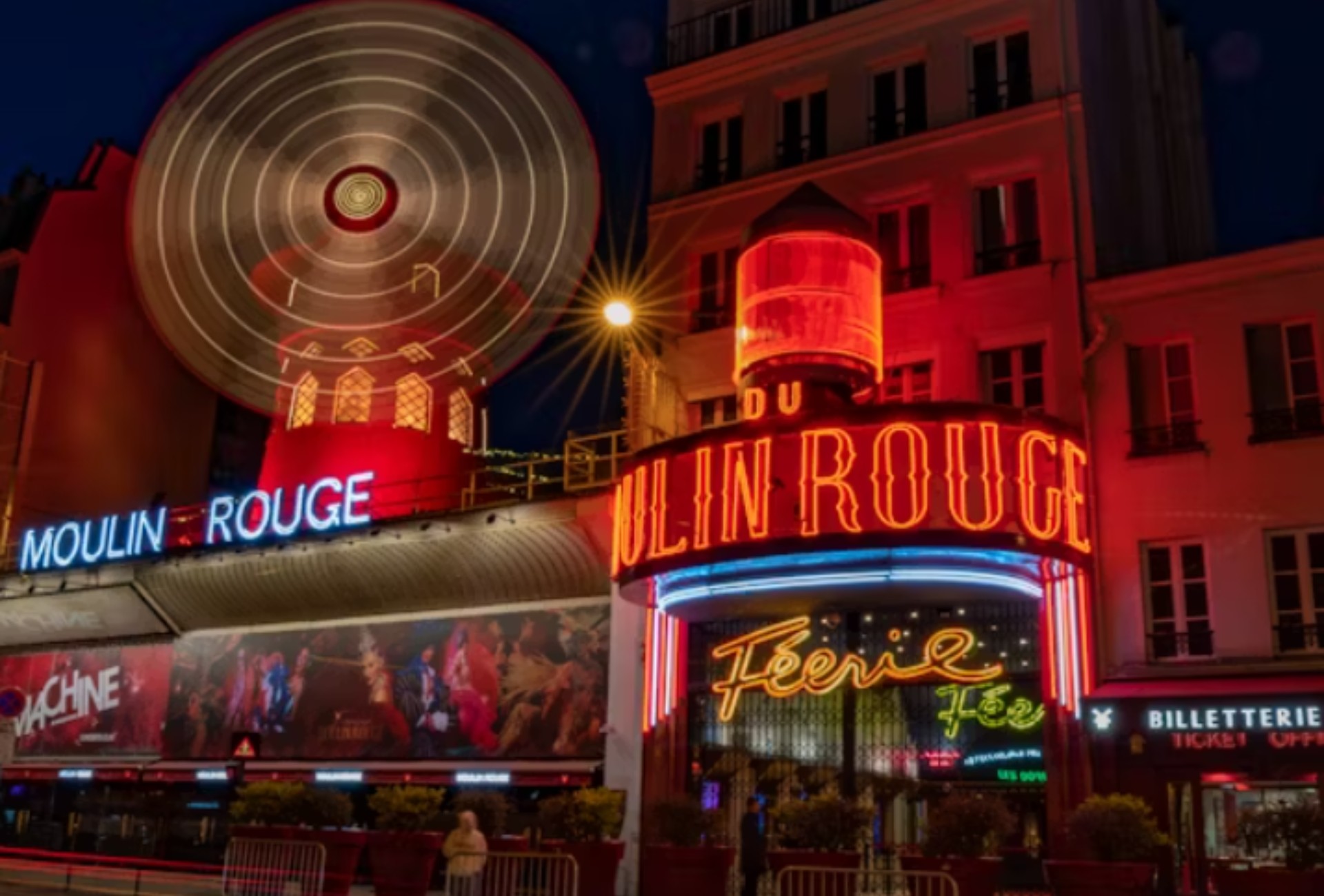 Καταστροφές στο Moulin Rouge – Tι συνέβη στο διάσημο καμπαρέ στο Παρίσι