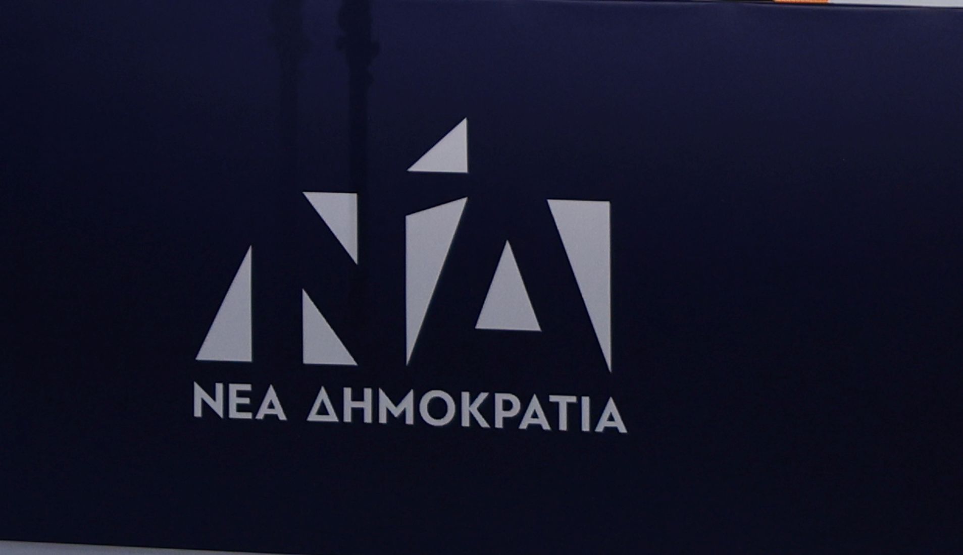 Επιτέθηκε ακόμα και σε γυναίκα-δημοσιογράφο που τους στηρίζει!