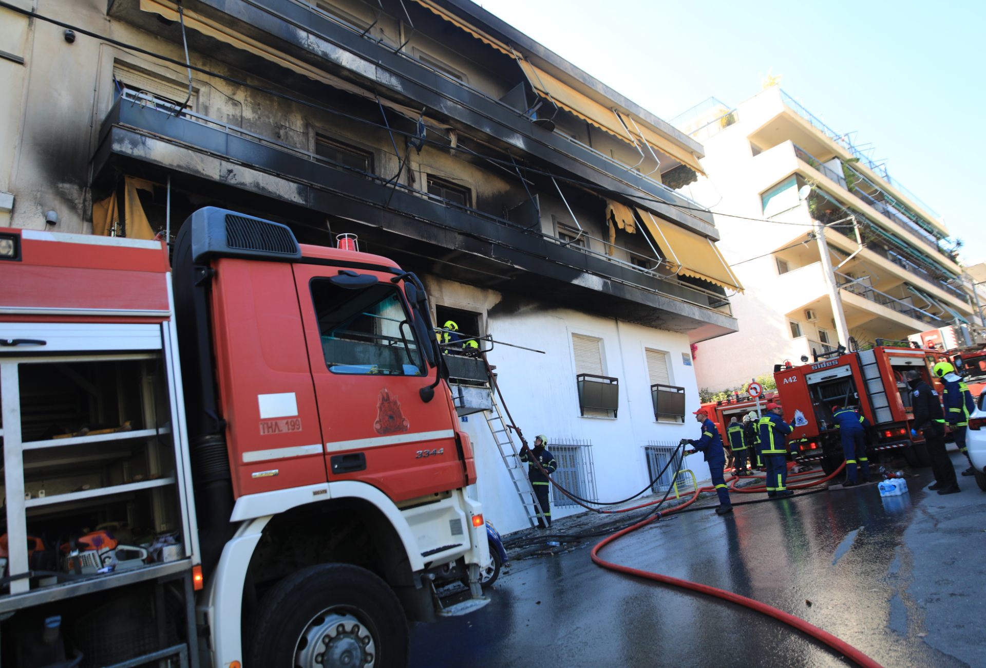 Συνελήφθη ένας άνδρας για την πυρκαγιά σε πολυκατοικία στην Ριζούπολη
