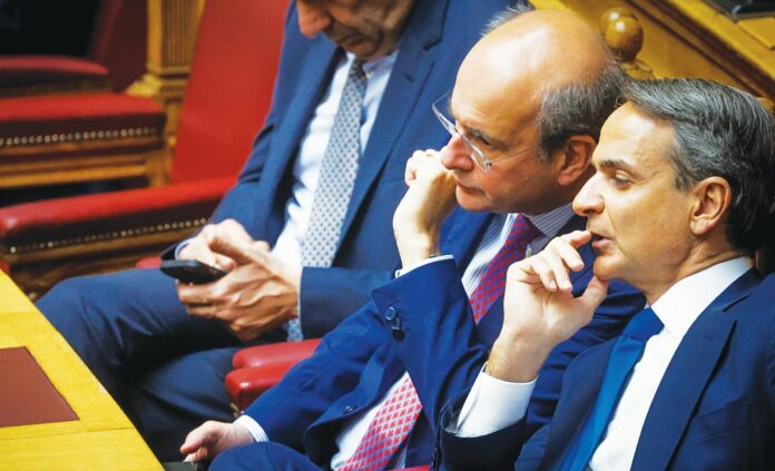 Βάζουν χέρι στο σκληρό «μαξιλάρι» των 15,6 δισ. ευρώ