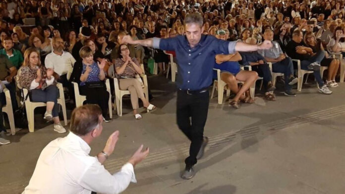 Συγκλόνισε ο χορός του Παύλου Ασλανίδη στη μνήμη του αδικοχαμένου στα Τέμπη γιου του