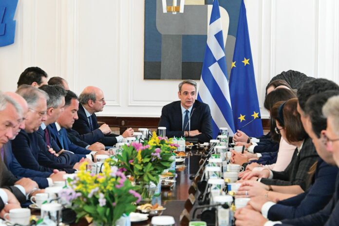  Έχει, αλλά δεν δίνει 13ο μισθό, 13η σύνταξη.