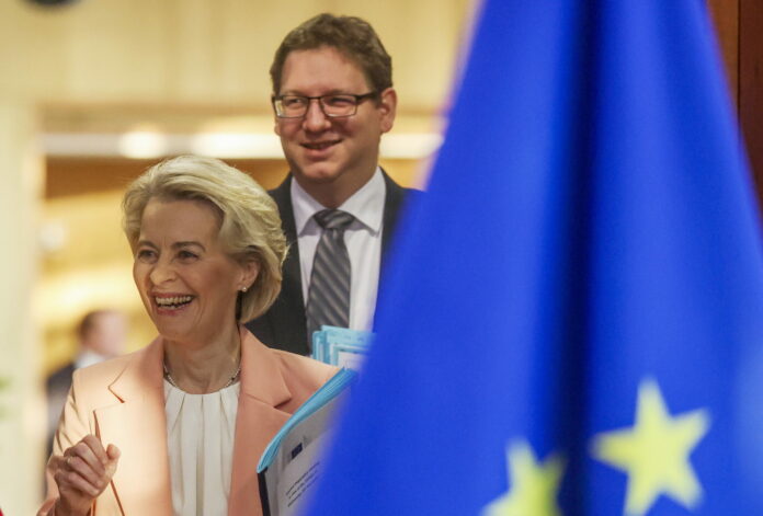  Ο «σκιώδης πρόεδρος» της ΕΕ: Ποιος κυβερνά πραγματικά πίσω από την Ούρσουλα φον ντερ Λάιεν;