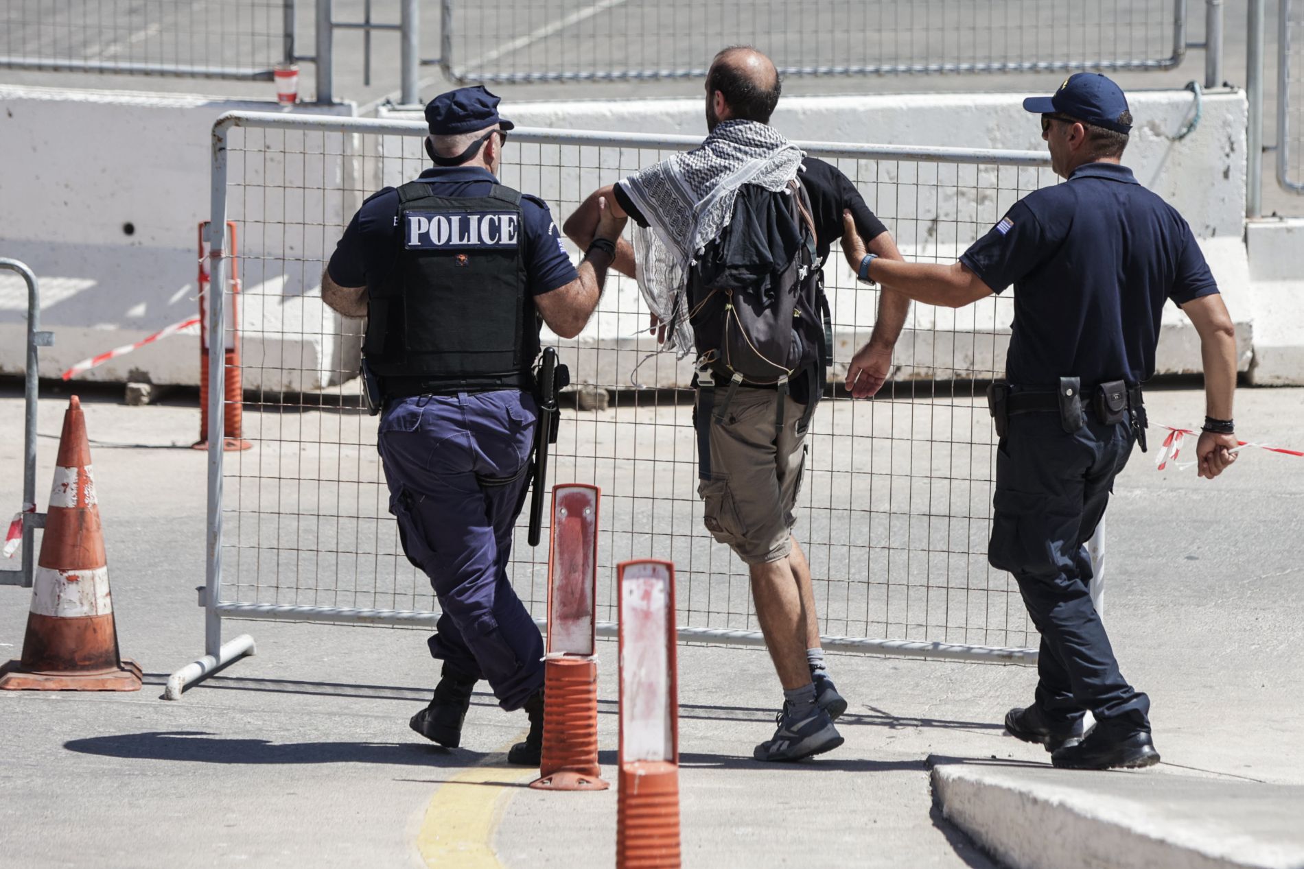 Απομάκρυνση διαδηλωτή από το λιμάνι του Αγίου Νικολάου