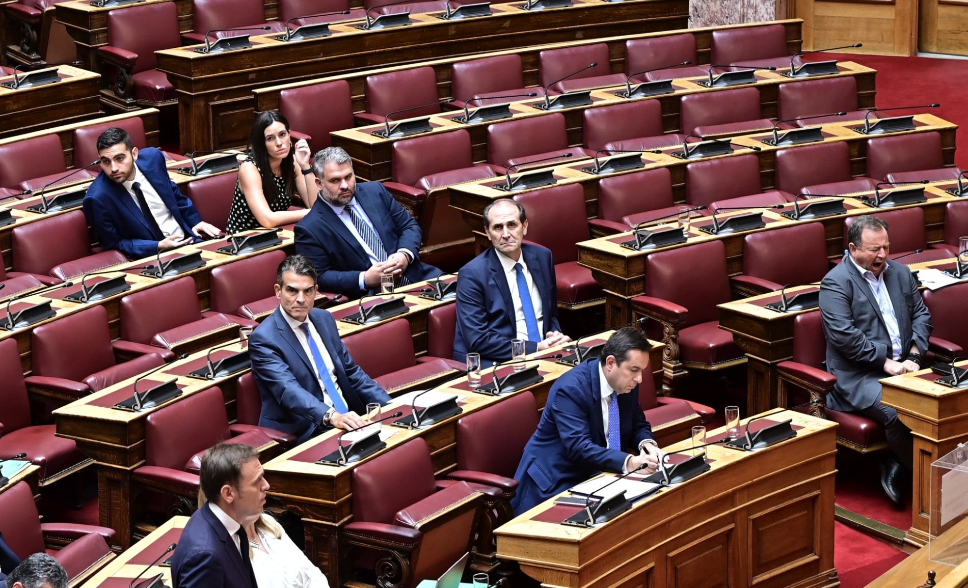 Η εικόνα των κυβερνητικών εδράνων στη Βουλή