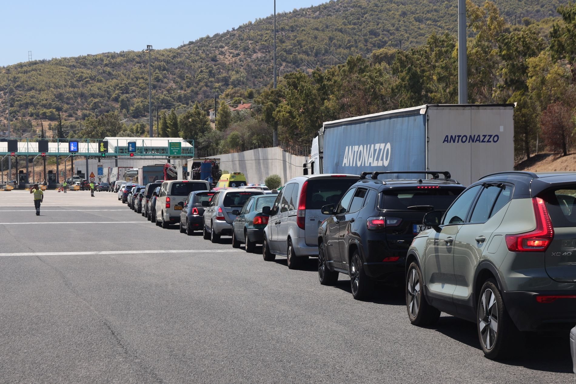 Αλαλούμ στην Εθνική Οδό λόγω εκτροπής φορτηγού στα διόδια Ελευσίνας - Ουρές χιλιομέτρων