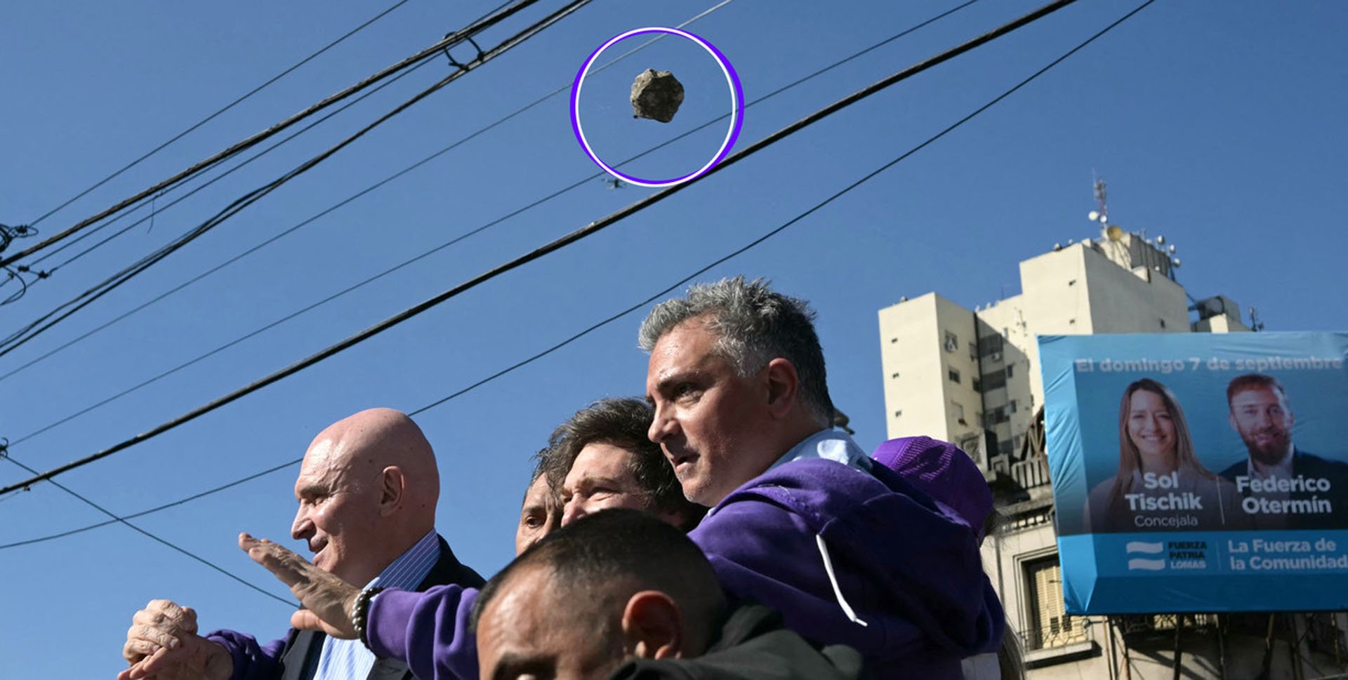 Ο πρόεδρος της Αργεντινής Χαβιέρ Μιλέι έγινε στόχος σήμερα όταν δυσαρεστημένοι διαδηλωτές άρχισαν να του πετούν πέτρες και μπουκάλια