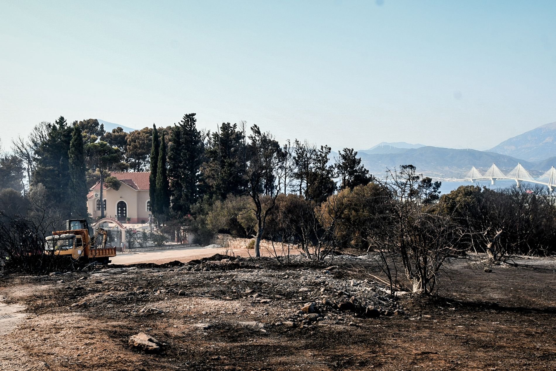 Φωτιές: Βρέθηκαν γκαζάκια στην Πάτρα - «Παλέψαμε όσο μπορούσαμε, κάηκαν τα σπίτια μας», λένε κάτοικοι