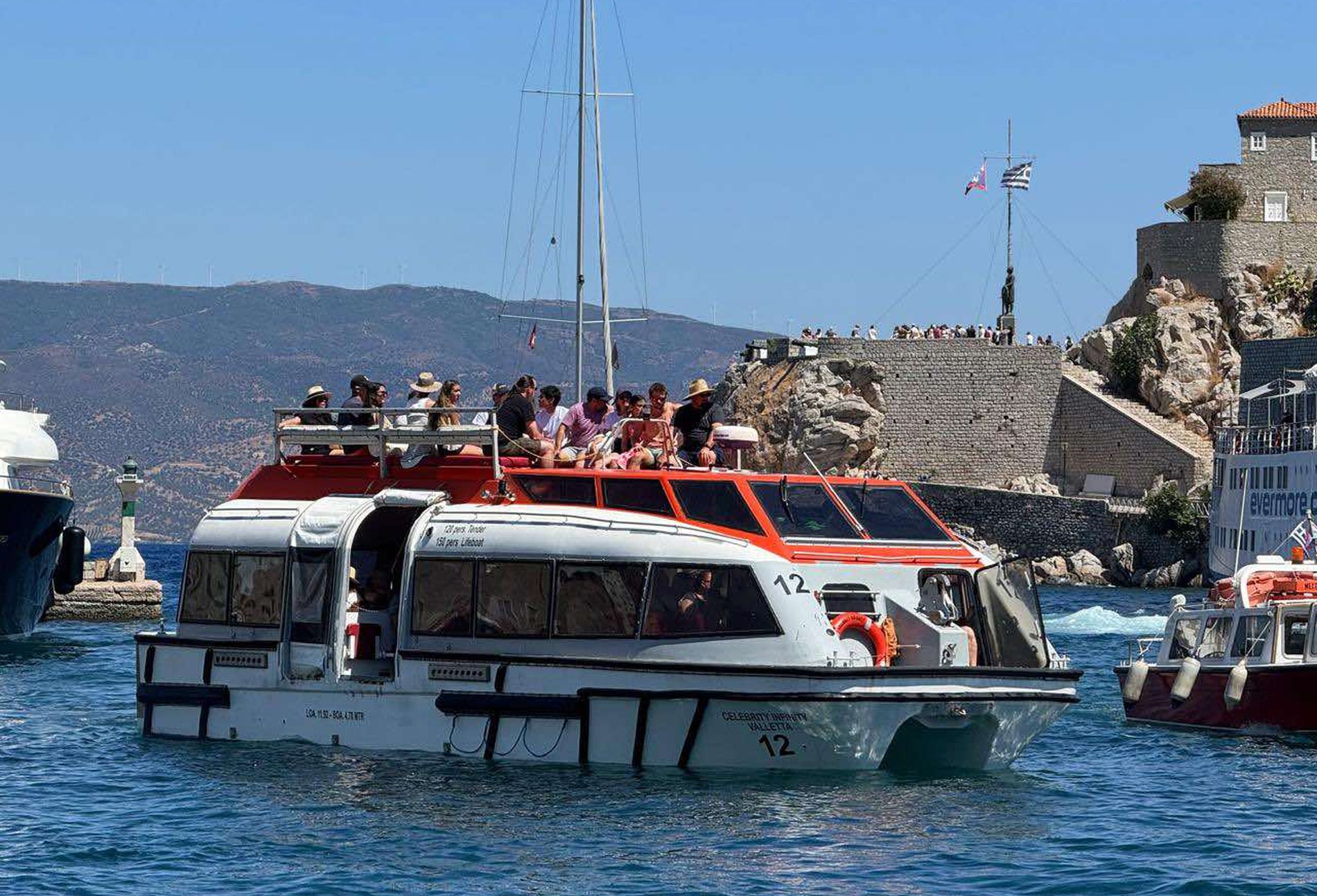 Η Ύδρα εκπέμπει SOS: Πνιγμένη στο καυσαέριο και τον τουριστικό κορεσμό