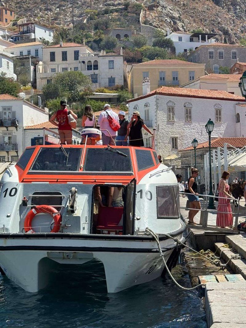Η Ύδρα εκπέμπει SOS: Πνιγμένη στο καυσαέριο και τον τουριστικό κορεσμό