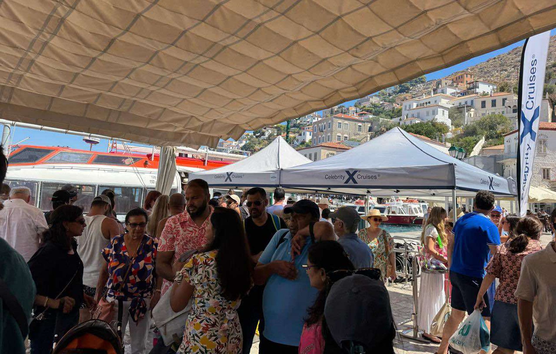Η Ύδρα εκπέμπει SOS: Πνιγμένη στο καυσαέριο και τον τουριστικό κορεσμό