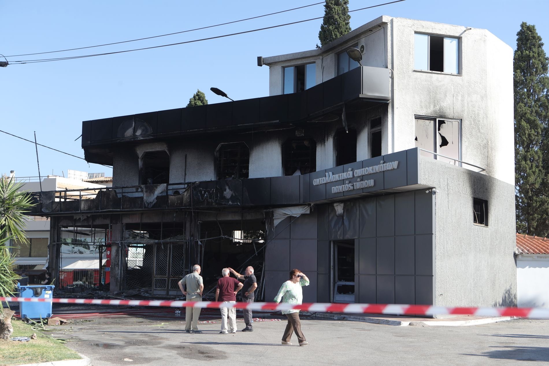Φωτιά στο Κορωπί: Ο άνδρας που έχασε τη ζωή του είχε καρφωθεί με το όχημά του σε κατάστημα 